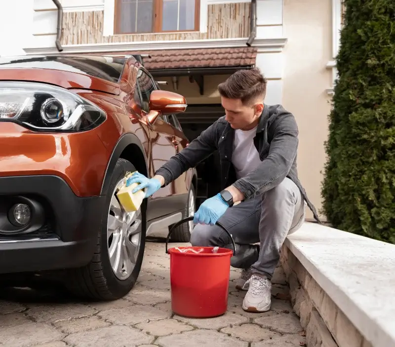 Lavage auto à domicile Plumieux : professionnel intervenant sur un véhicule